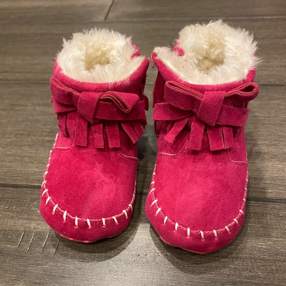 Size 3 to 6 more months pink boots with cream cozy interior